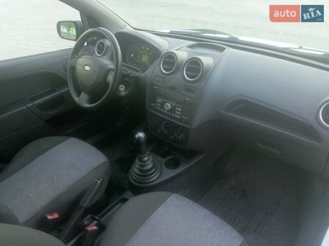 Форд Фиеста 2007 в Черкассах на Automoto.ua Белый Форд Фиеста, объемом двигателя 1.3 л и пробегом 235 тыс. км за 3600 $, фото 17 на Automoto.ua