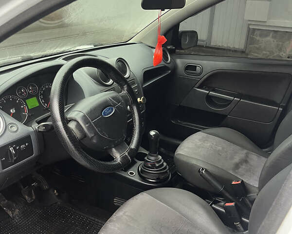 Белый Форд Фиеста, объемом двигателя 1.3 л и пробегом 228 тыс. км за 2899 $, фото 8 на Automoto.ua