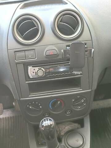 Белый Форд Фиеста, объемом двигателя 1.24 л и пробегом 174 тыс. км за 3600 $, фото 6 на Automoto.ua