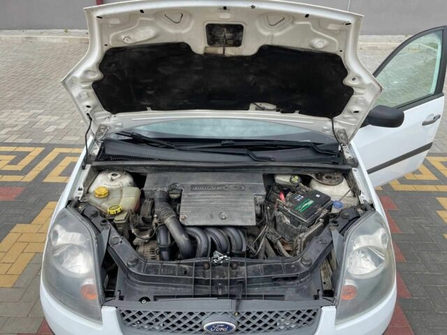 Білий Форд Фієста, об'ємом двигуна 2 л та пробігом 287 тис. км за 2800 $, фото 6 на Automoto.ua