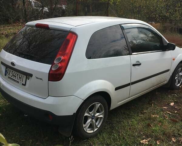 Белый Форд Фиеста, объемом двигателя 1.3 л и пробегом 268 тыс. км за 2950 $, фото 2 на Automoto.ua