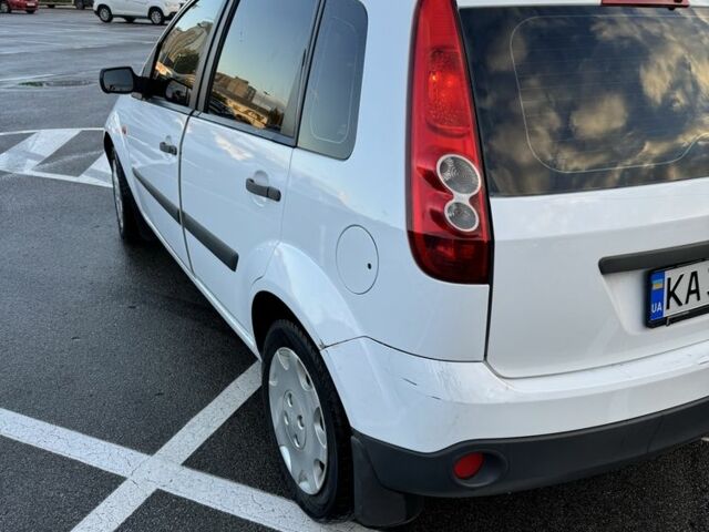 Белый Форд Фиеста, объемом двигателя 1.2 л и пробегом 275 тыс. км за 3200 $, фото 1 на Automoto.ua
