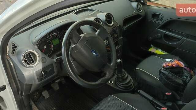 Белый Форд Фиеста, объемом двигателя 1.24 л и пробегом 174 тыс. км за 3600 $, фото 4 на Automoto.ua