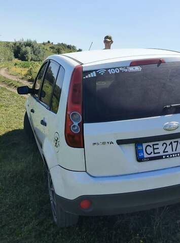 Белый Форд Фиеста, объемом двигателя 1.3 л и пробегом 246 тыс. км за 3700 $, фото 8 на Automoto.ua