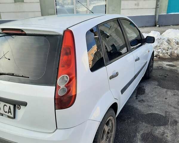 Білий Форд Фієста, об'ємом двигуна 1.25 л та пробігом 282 тис. км за 3500 $, фото 2 на Automoto.ua