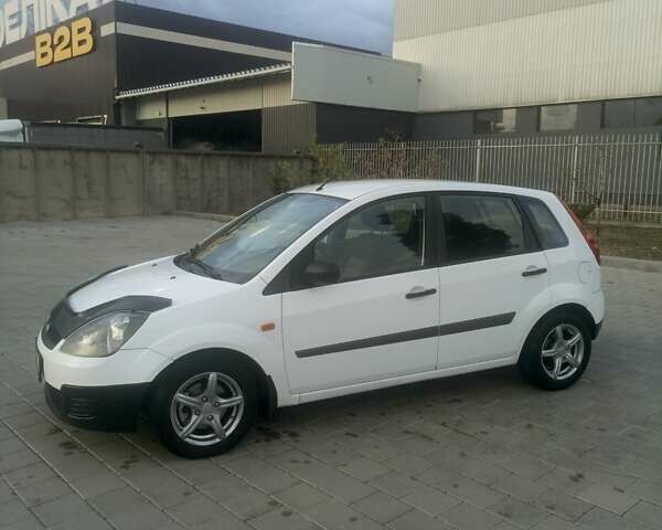 Форд Фиеста 2007 в Черкассах на Automoto.ua Белый Форд Фиеста, объемом двигателя 1.3 л и пробегом 235 тыс. км за 3600 $, фото 1 на Automoto.ua