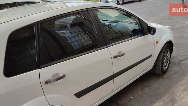 Белый Форд Фиеста, объемом двигателя 1.24 л и пробегом 174 тыс. км за 3600 $, фото 3 на Automoto.ua