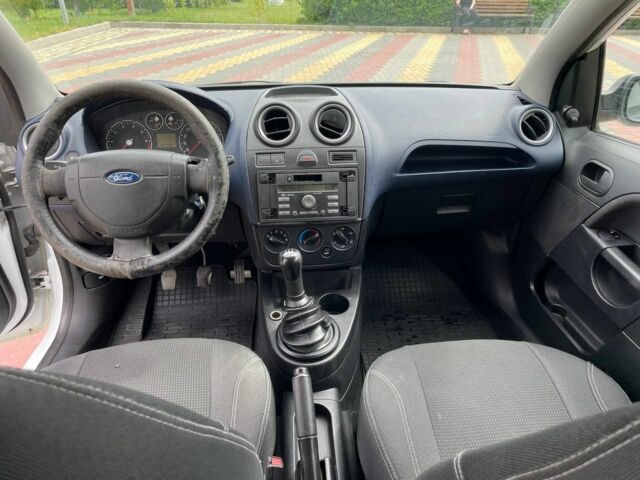 Білий Форд Фієста, об'ємом двигуна 2 л та пробігом 287 тис. км за 2800 $, фото 3 на Automoto.ua