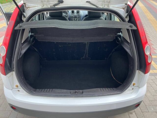 Білий Форд Фієста, об'ємом двигуна 2 л та пробігом 287 тис. км за 2800 $, фото 4 на Automoto.ua