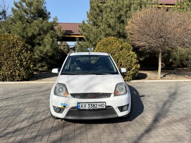 Белый Форд Фиеста, объемом двигателя 2 л и пробегом 185 тыс. км за 3600 $, фото 1 на Automoto.ua