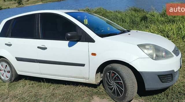 Белый Форд Фиеста, объемом двигателя 1.3 л и пробегом 246 тыс. км за 3700 $, фото 5 на Automoto.ua