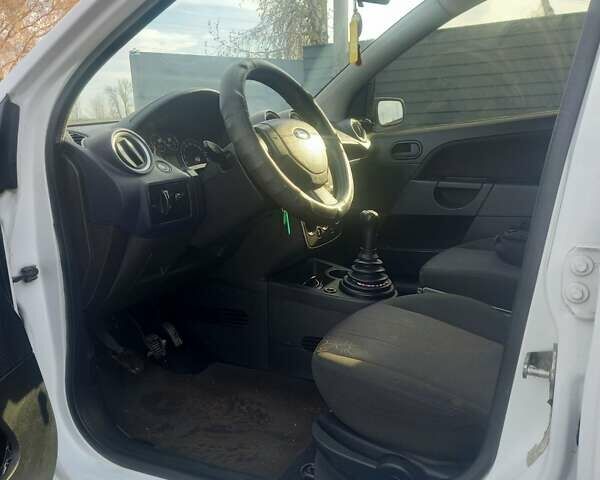 Белый Форд Фиеста, объемом двигателя 1.24 л и пробегом 325 тыс. км за 3700 $, фото 1 на Automoto.ua