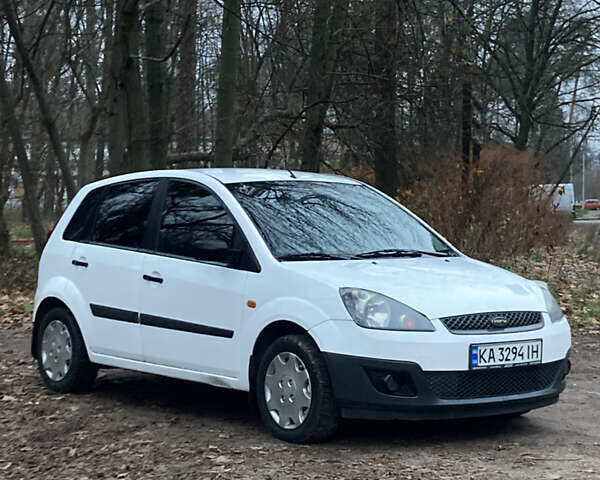 Белый Форд Фиеста, объемом двигателя 1.25 л и пробегом 277 тыс. км за 3350 $, фото 2 на Automoto.ua
