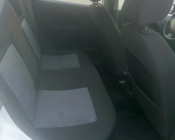 Форд Фиеста 2007 в Черкассах на Automoto.ua Белый Форд Фиеста, объемом двигателя 1.3 л и пробегом 235 тыс. км за 3600 $, фото 15 на Automoto.ua