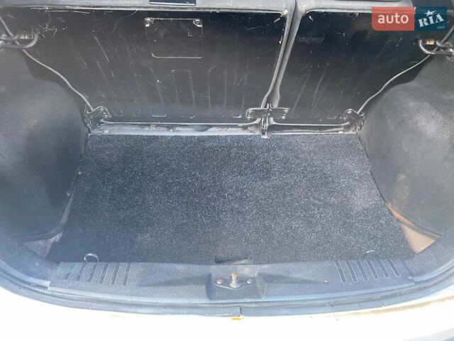 Белый Форд Фиеста, объемом двигателя 1.3 л и пробегом 211 тыс. км за 2900 $, фото 6 на Automoto.ua