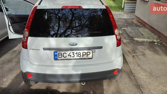 Белый Форд Фиеста, объемом двигателя 1.24 л и пробегом 174 тыс. км за 3600 $, фото 1 на Automoto.ua