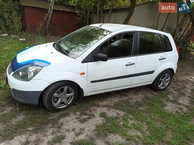 Білий Форд Фієста, об'ємом двигуна 1.3 л та пробігом 235 тис. км за 2950 $, фото 4 на Automoto.ua