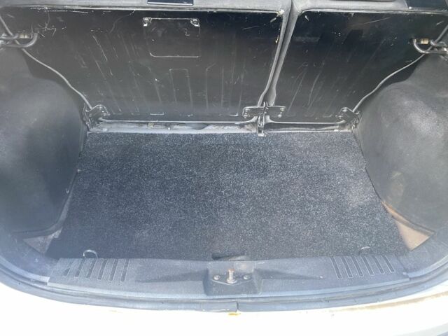 Білий Форд Фієста, об'ємом двигуна 1.3 л та пробігом 210 тис. км за 3199 $, фото 5 на Automoto.ua