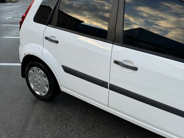 Белый Форд Фиеста, объемом двигателя 1.2 л и пробегом 275 тыс. км за 3200 $, фото 2 на Automoto.ua