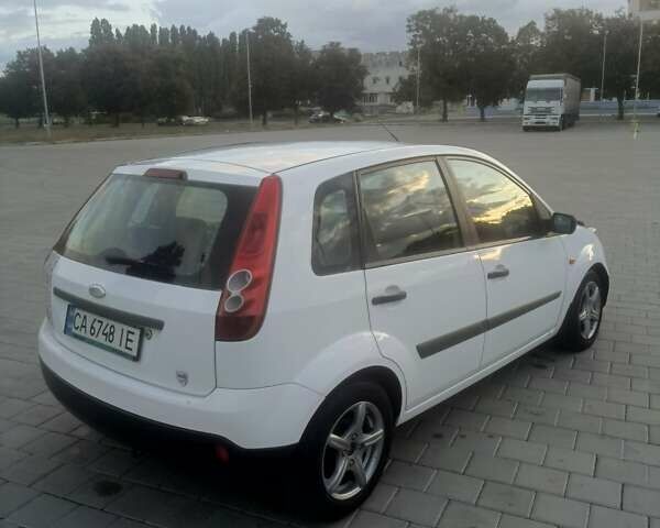Форд Фиеста 2007 в Черкассах на Automoto.ua Белый Форд Фиеста, объемом двигателя 1.3 л и пробегом 235 тыс. км за 3600 $, фото 5 на Automoto.ua