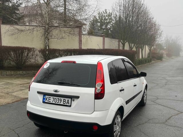 Белый Форд Фиеста, объемом двигателя 1.3 л и пробегом 228 тыс. км за 2899 $, фото 5 на Automoto.ua