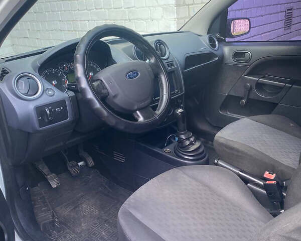 Белый Форд Фиеста, объемом двигателя 1.3 л и пробегом 211 тыс. км за 2900 $, фото 3 на Automoto.ua