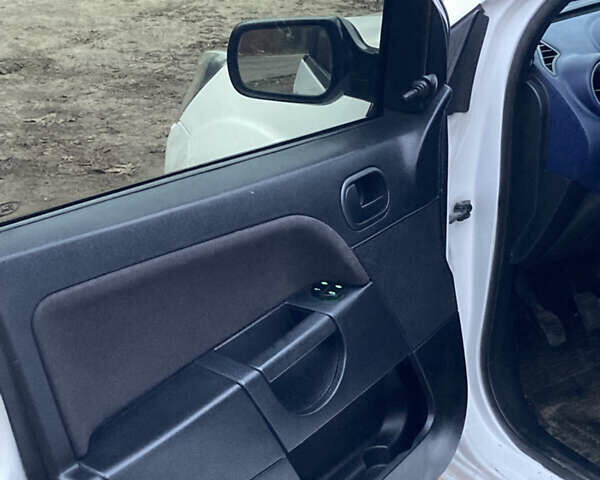 Белый Форд Фиеста, объемом двигателя 1.25 л и пробегом 277 тыс. км за 3350 $, фото 12 на Automoto.ua