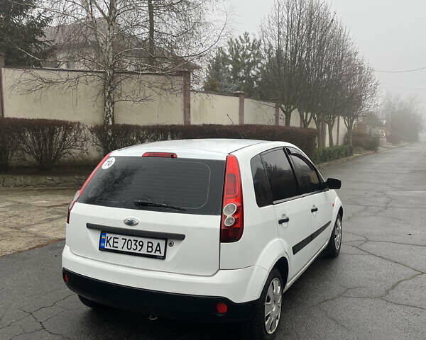 Белый Форд Фиеста, объемом двигателя 1.3 л и пробегом 228 тыс. км за 2899 $, фото 2 на Automoto.ua