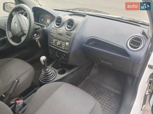 Белый Форд Фиеста, объемом двигателя 1.24 л и пробегом 185 тыс. км за 2950 $, фото 17 на Automoto.ua