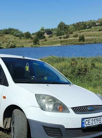 Белый Форд Фиеста, объемом двигателя 1.3 л и пробегом 246 тыс. км за 3700 $, фото 4 на Automoto.ua