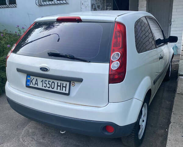 Белый Форд Фиеста, объемом двигателя 1.3 л и пробегом 211 тыс. км за 2900 $, фото 1 на Automoto.ua