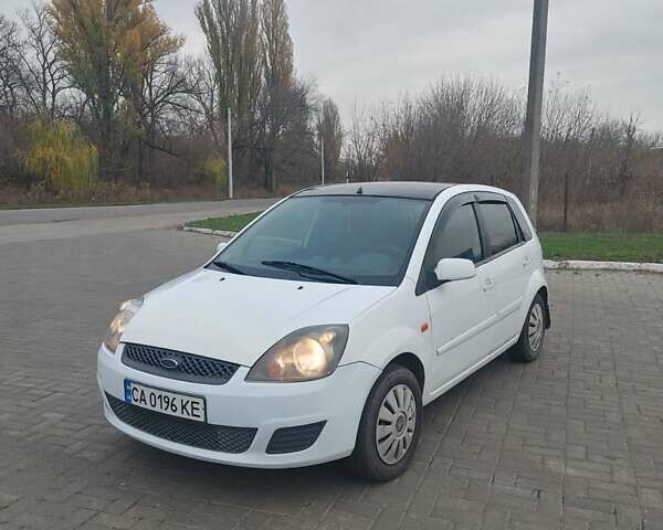 Белый Форд Фиеста, объемом двигателя 1.24 л и пробегом 185 тыс. км за 2950 $, фото 4 на Automoto.ua