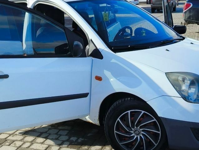 Білий Форд Фієста, об'ємом двигуна 1.3 л та пробігом 247 тис. км за 3499 $, фото 15 на Automoto.ua