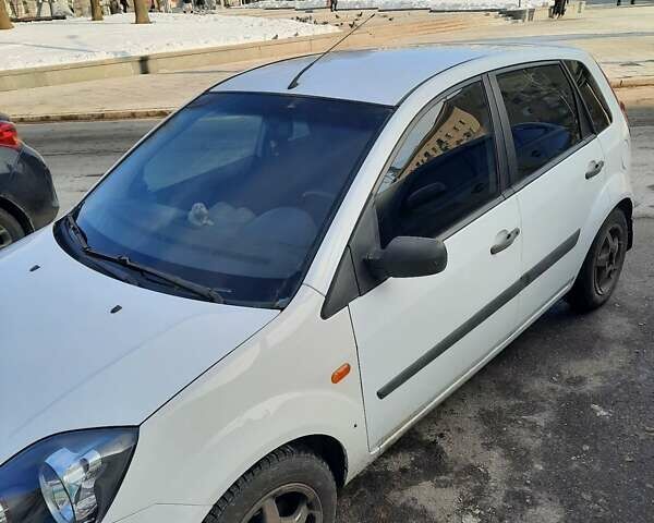 Білий Форд Фієста, об'ємом двигуна 1.25 л та пробігом 282 тис. км за 3500 $, фото 5 на Automoto.ua