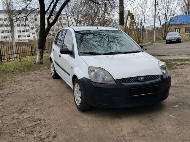 Білий Форд Фієста, об'ємом двигуна 1.3 л та пробігом 290 тис. км за 2800 $, фото 2 на Automoto.ua