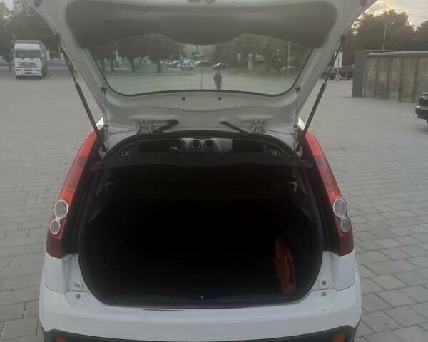 Форд Фиеста 2007 в Черкассах на Automoto.ua Белый Форд Фиеста, объемом двигателя 1.3 л и пробегом 235 тыс. км за 3600 $, фото 4 на Automoto.ua