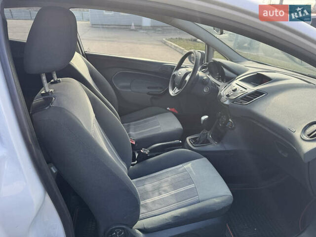 Белый Форд Фиеста, объемом двигателя 1.4 л и пробегом 181 тыс. км за 4600 $, фото 7 на Automoto.ua