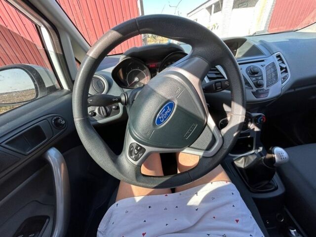 Белый Форд Фиеста, объемом двигателя 1.2 л и пробегом 227 тыс. км за 4300 $, фото 1 на Automoto.ua