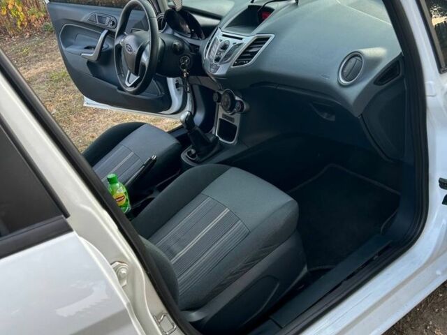 Белый Форд Фиеста, объемом двигателя 1.2 л и пробегом 227 тыс. км за 4300 $, фото 2 на Automoto.ua