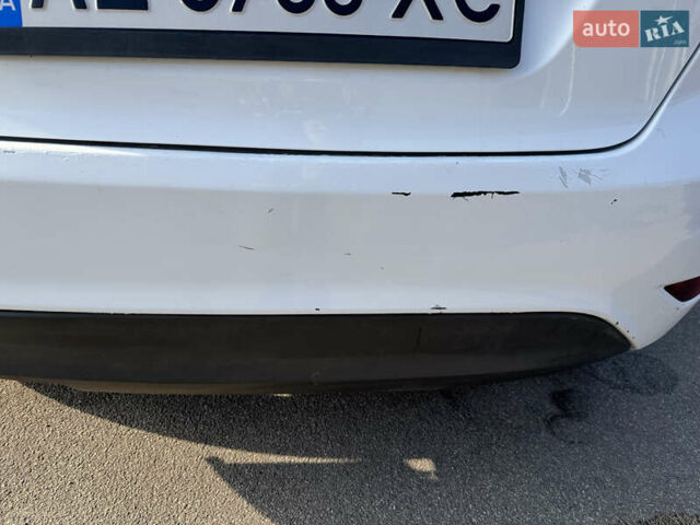 Белый Форд Фиеста, объемом двигателя 1.4 л и пробегом 181 тыс. км за 4600 $, фото 4 на Automoto.ua