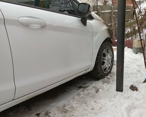 Білий Форд Фієста, об'ємом двигуна 1.2 л та пробігом 451 тис. км за 2500 $, фото 1 на Automoto.ua