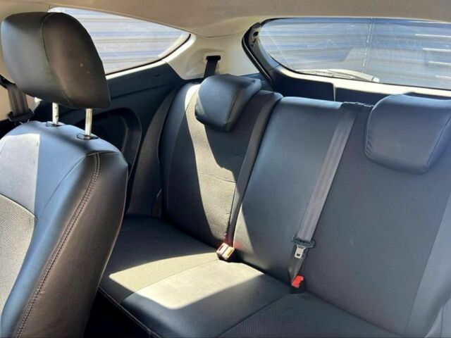 Белый Форд Фиеста, объемом двигателя 1.6 л и пробегом 2 тыс. км за 5000 $, фото 4 на Automoto.ua