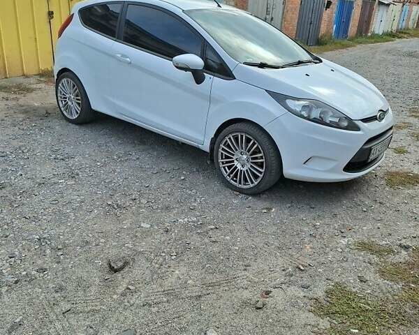 Білий Форд Фієста, об'ємом двигуна 1.2 л та пробігом 215 тис. км за 5500 $, фото 3 на Automoto.ua