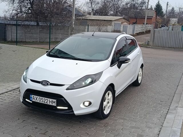 Білий Форд Фієста, об'ємом двигуна 1.4 л та пробігом 131 тис. км за 7000 $, фото 19 на Automoto.ua