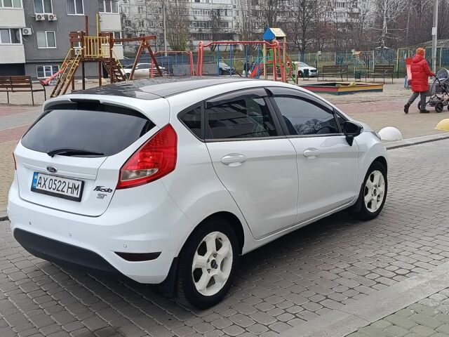 Білий Форд Фієста, об'ємом двигуна 1.4 л та пробігом 131 тис. км за 7000 $, фото 5 на Automoto.ua