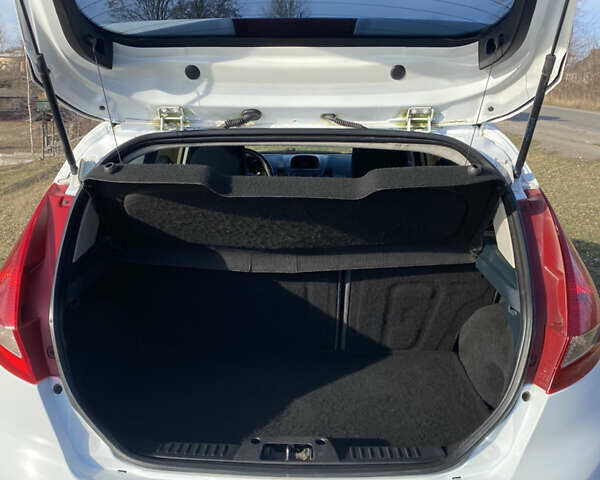 Белый Форд Фиеста, объемом двигателя 1.56 л и пробегом 253 тыс. км за 5200 $, фото 8 на Automoto.ua