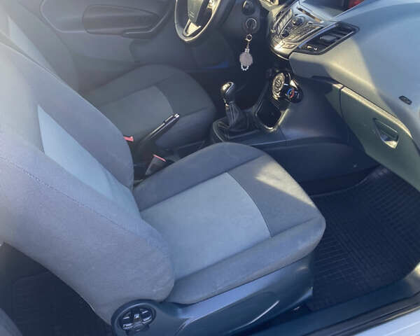 Белый Форд Фиеста, объемом двигателя 1.56 л и пробегом 253 тыс. км за 5200 $, фото 10 на Automoto.ua