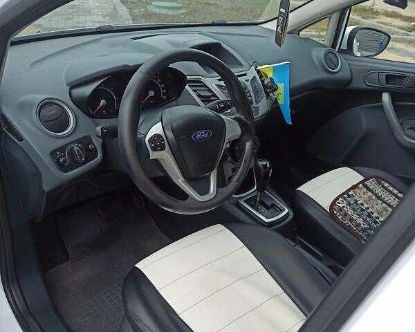 Форд Фиеста 2010 в Николаеве на Automoto.ua Белый Форд Фиеста, объемом двигателя 1.4 л и пробегом 137 тыс. км за 6900 $, фото 5 на Automoto.ua