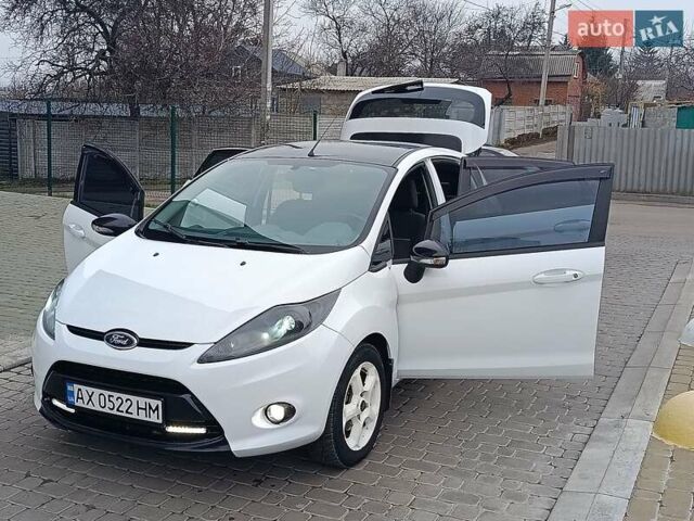 Білий Форд Фієста, об'ємом двигуна 1.4 л та пробігом 131 тис. км за 7000 $, фото 3 на Automoto.ua