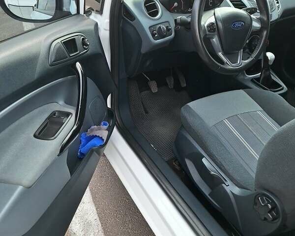 Білий Форд Фієста, об'ємом двигуна 1.2 л та пробігом 215 тис. км за 5500 $, фото 4 на Automoto.ua